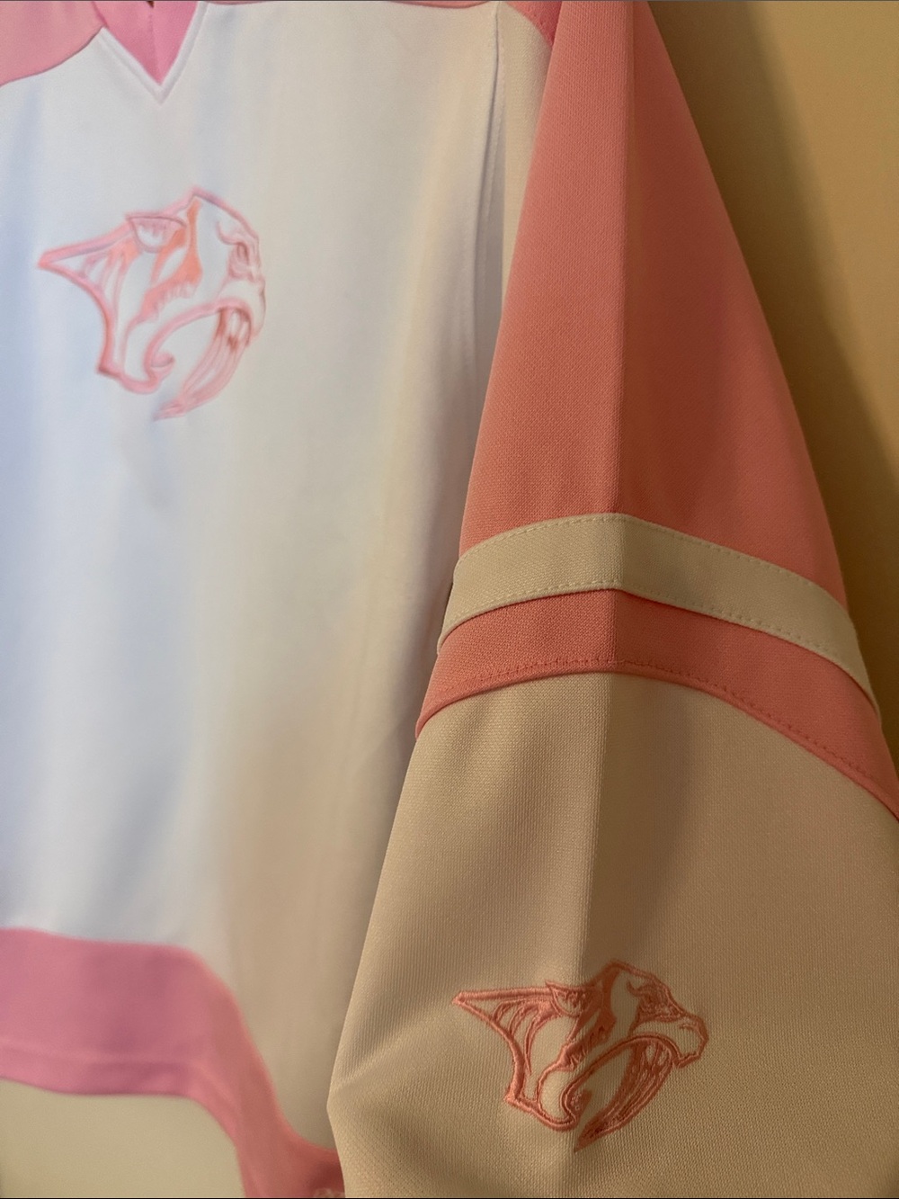 Reebok Pink & White Hockey Jersey Nashville Predators - Picture 4 of 5